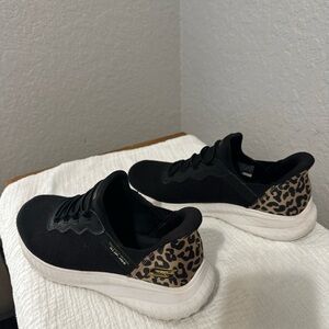 Women’s Sketchers Slip-ins:BOBS Black/Animal print Sz8 Regular